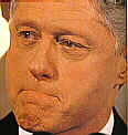 Bill Clinton demonstreert rituele Yakumaki onderlipverbijtingen